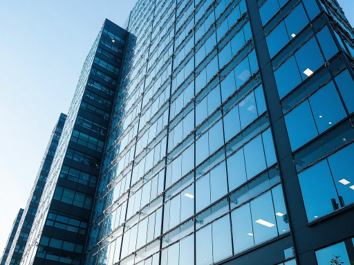 公司建筑外观，现代化办公楼外景，玻璃幕墙反射阳光，门前有绿化带